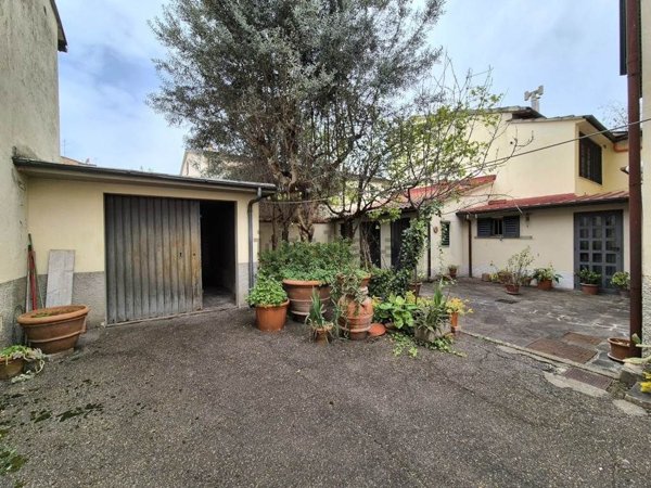 esavano in vendita a Sesto Fiorentino