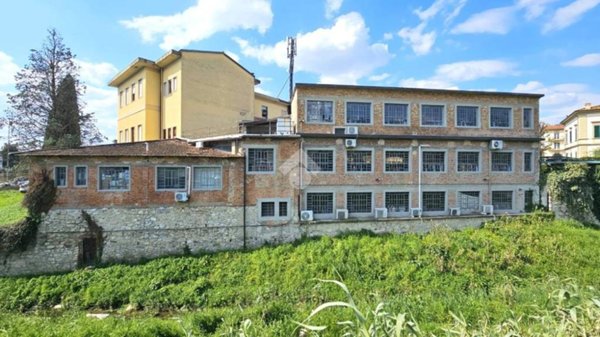 locale commerciale in vendita a Sesto Fiorentino