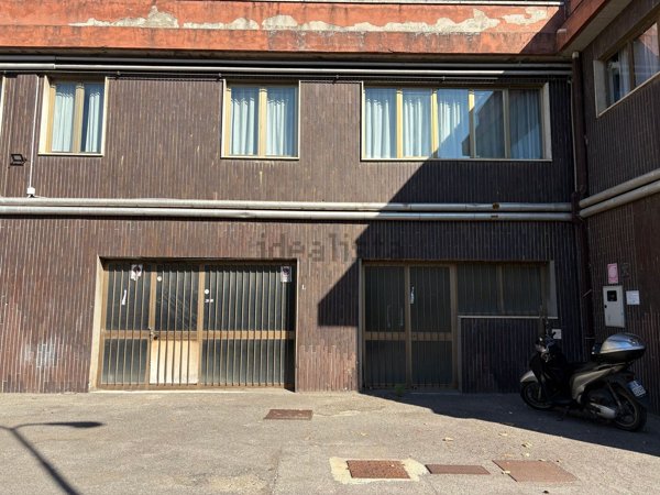 locale di sgombero in vendita a Sesto Fiorentino in zona Zambra