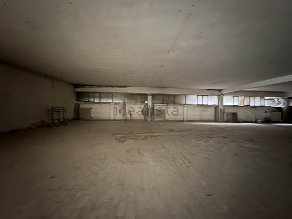 locale di sgombero in vendita a Sesto Fiorentino in zona Zambra