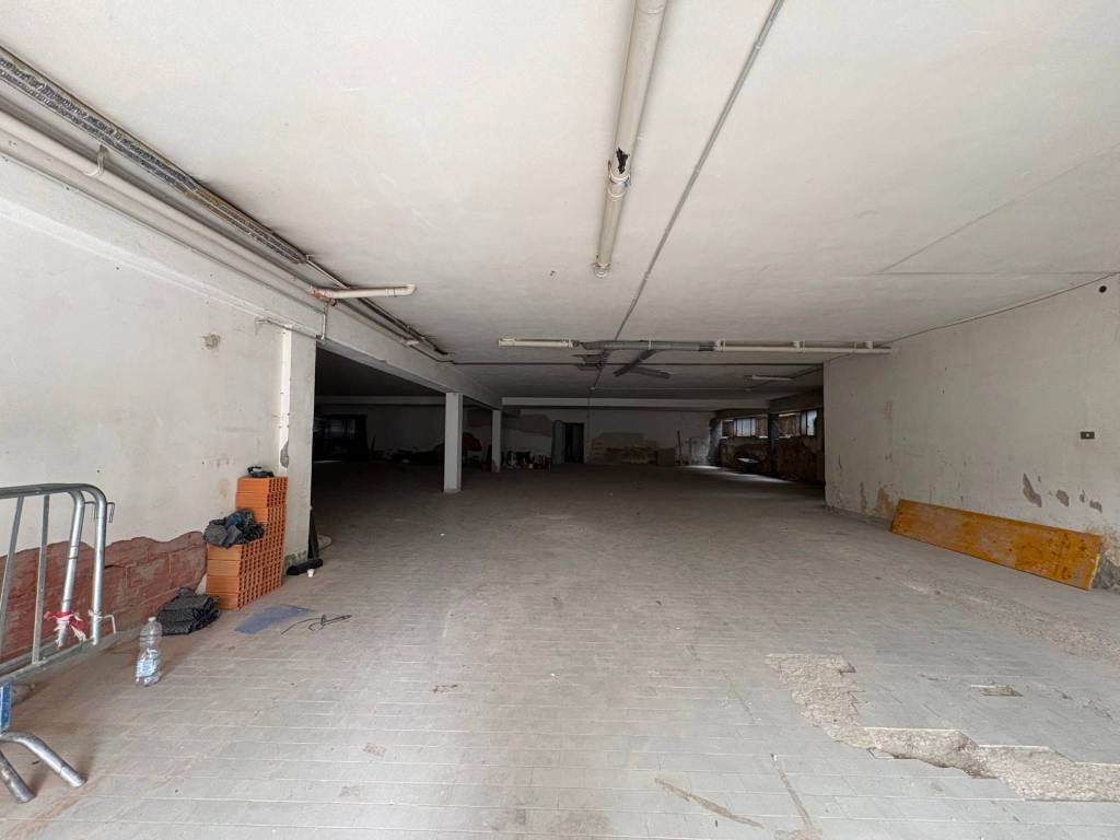 locale commerciale in vendita a Sesto Fiorentino in zona Zambra