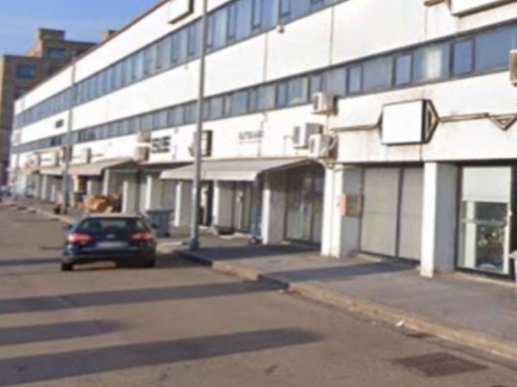 locale commerciale in vendita a Sesto Fiorentino in zona Osmannoro