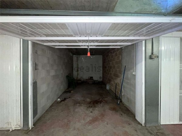 locale di sgombero in vendita a Sesto Fiorentino in zona Quinto