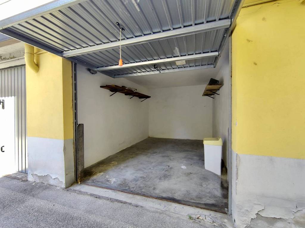locale di sgombero in vendita a Sesto Fiorentino in zona Quinto