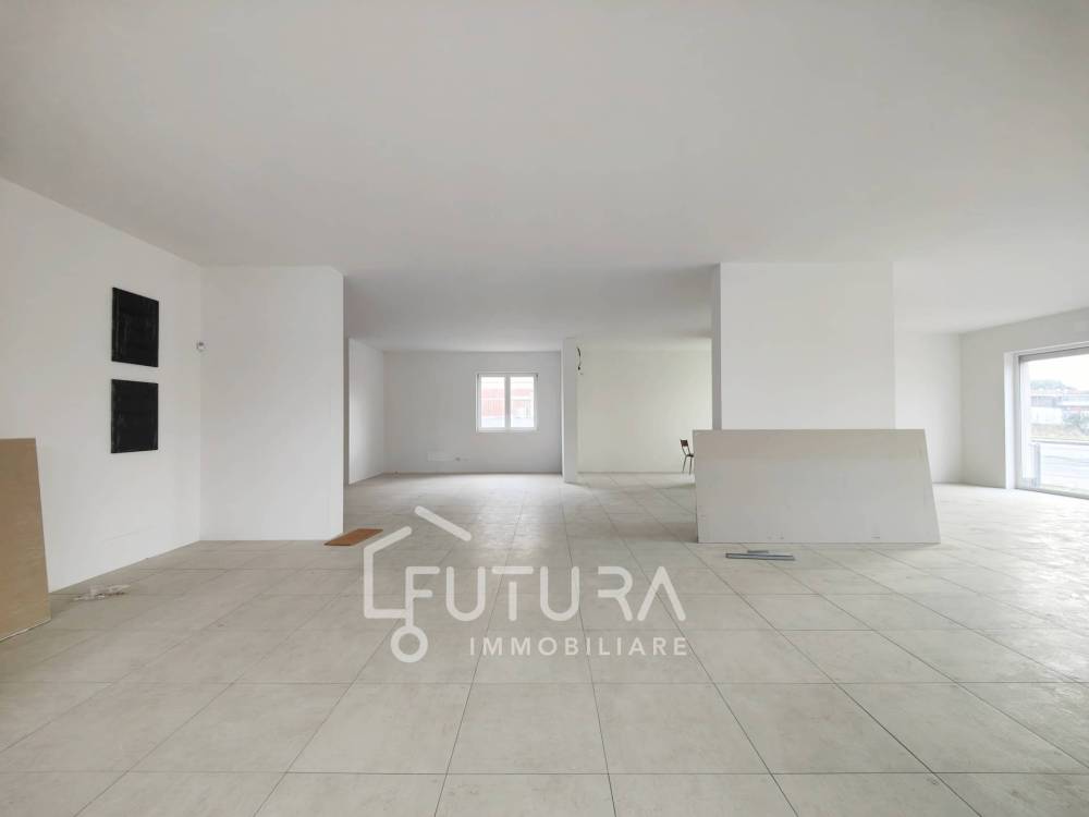locale commerciale in vendita a Sesto Fiorentino