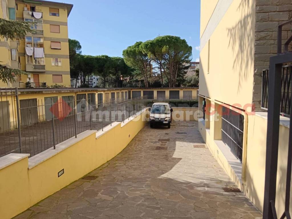 locale commerciale in vendita a Sesto Fiorentino in zona Colonnata