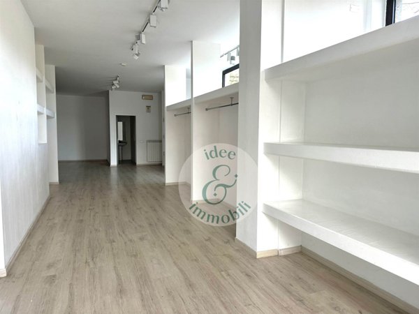 locale commerciale in vendita a Sesto Fiorentino