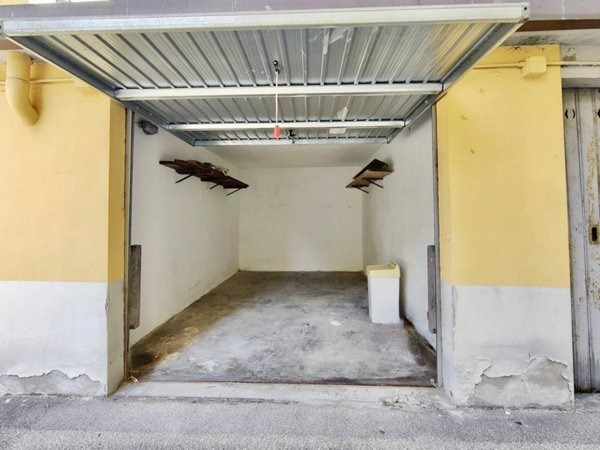 locale di sgombero in vendita a Sesto Fiorentino in zona Quinto
