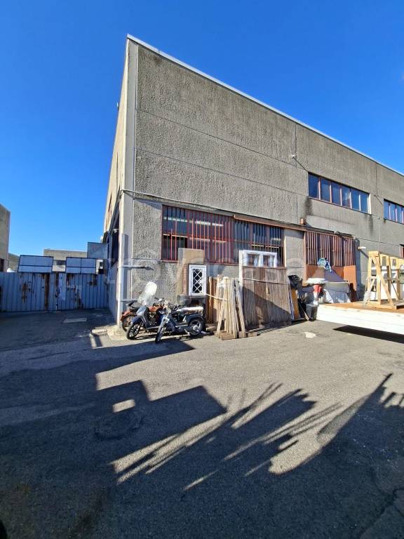 locale commerciale in vendita a Sesto Fiorentino in zona Padule