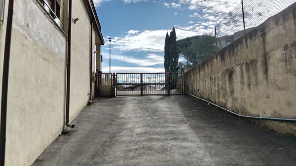 locale di sgombero in vendita a Sesto Fiorentino