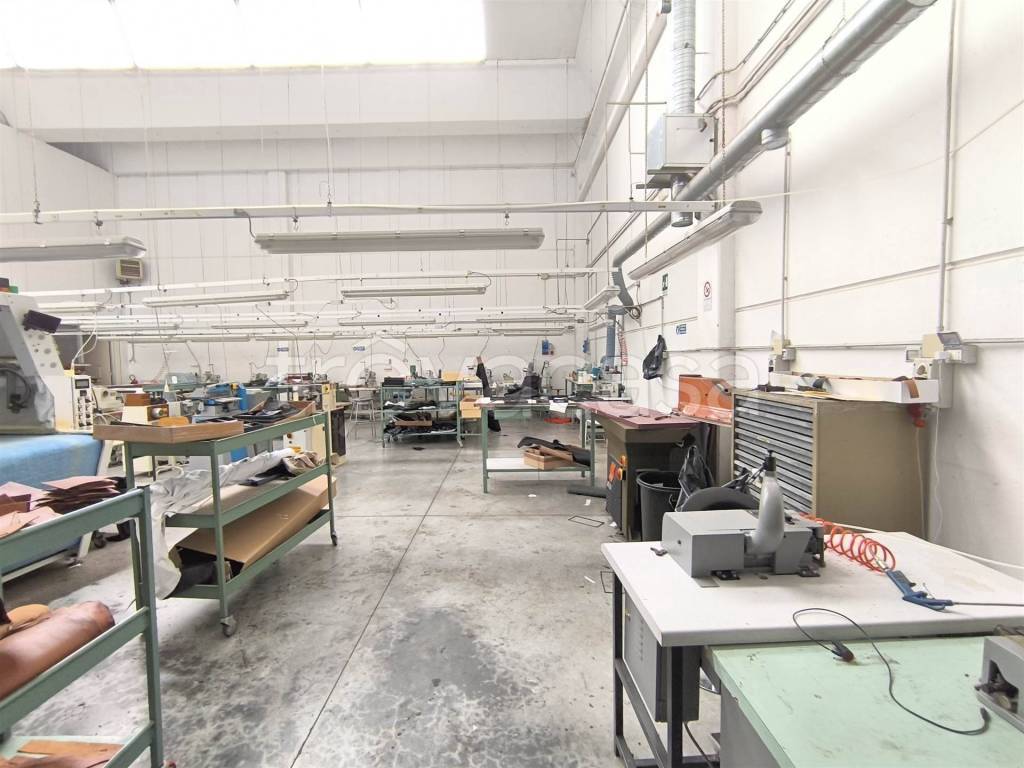 locale commerciale in vendita a Signa