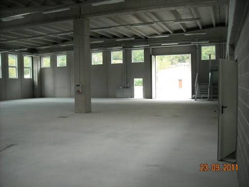 locale commerciale in vendita a Signa