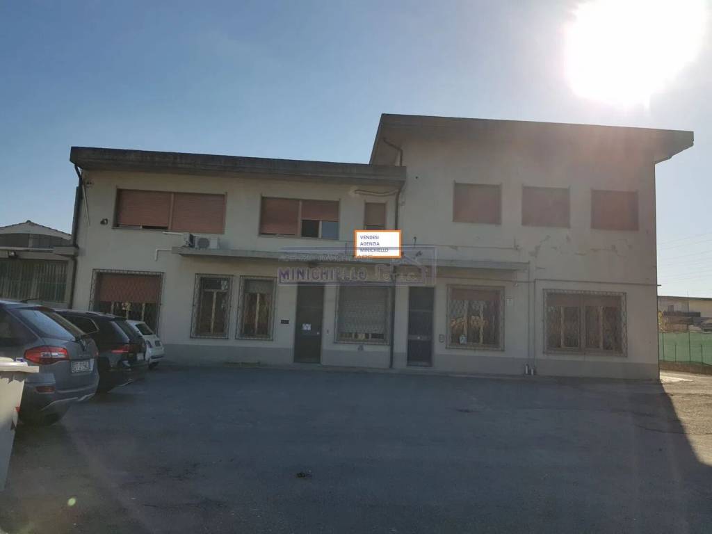 locale commerciale in vendita a Signa