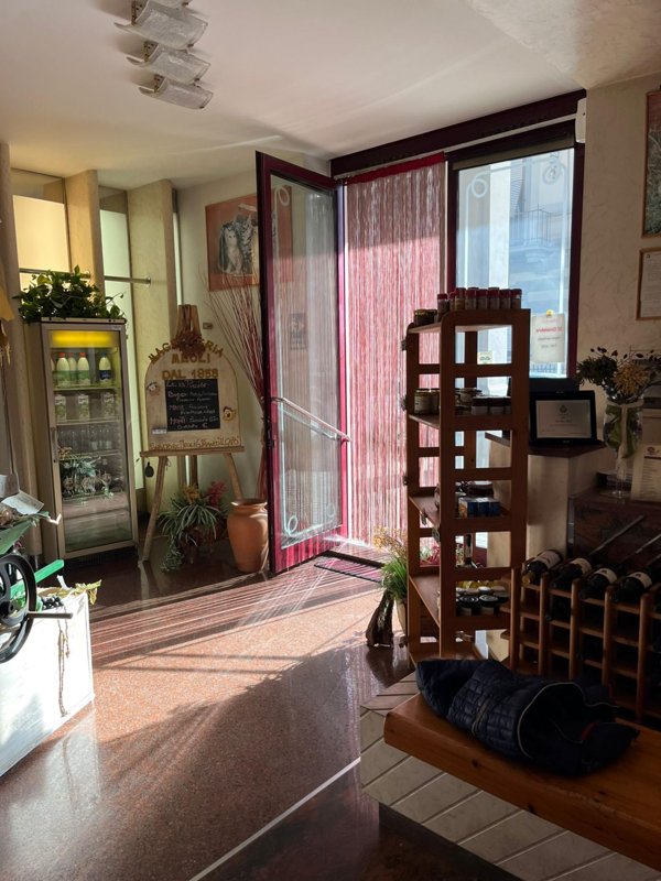 locale commerciale in vendita a Signa