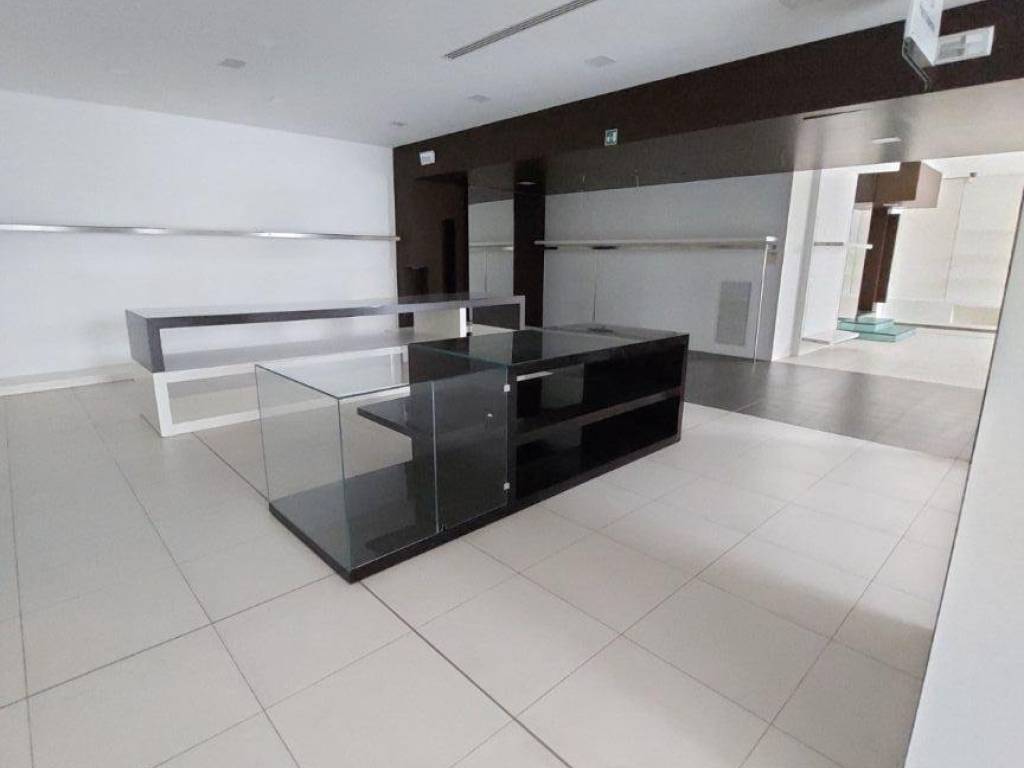 locale commerciale in vendita a Signa