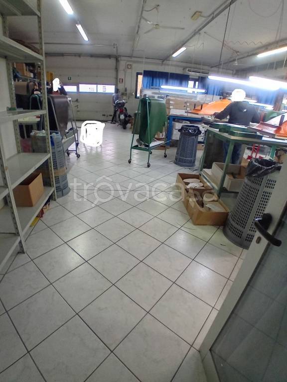 locale commerciale in vendita a Signa