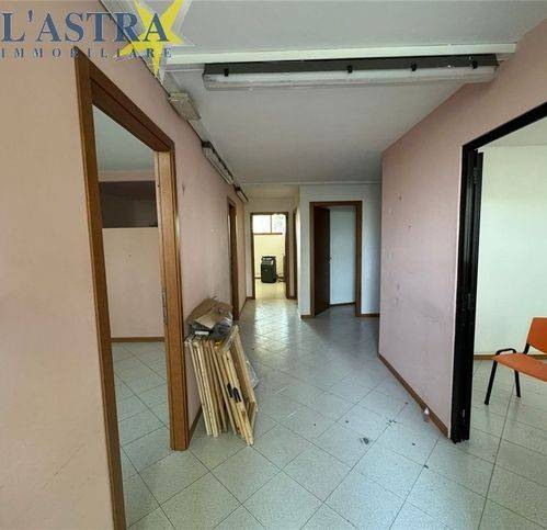 locale commerciale in vendita a Signa
