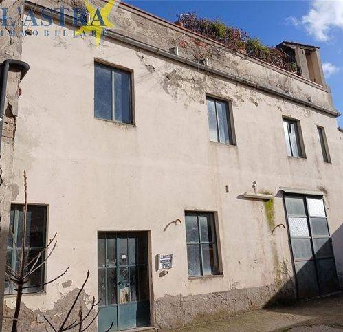locale commerciale in vendita a Signa