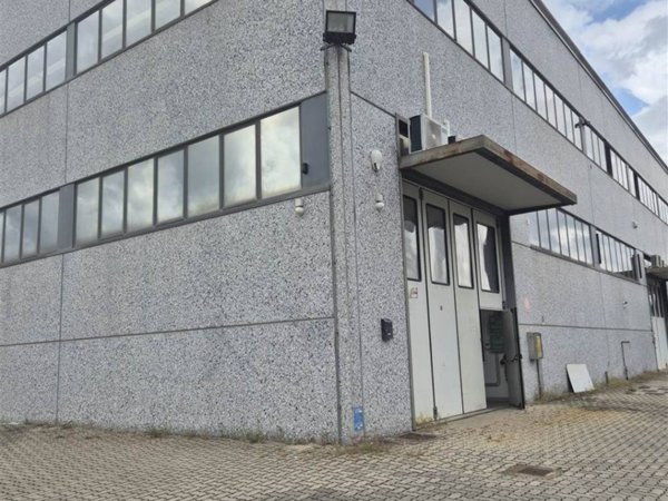 locale commerciale in vendita a Signa