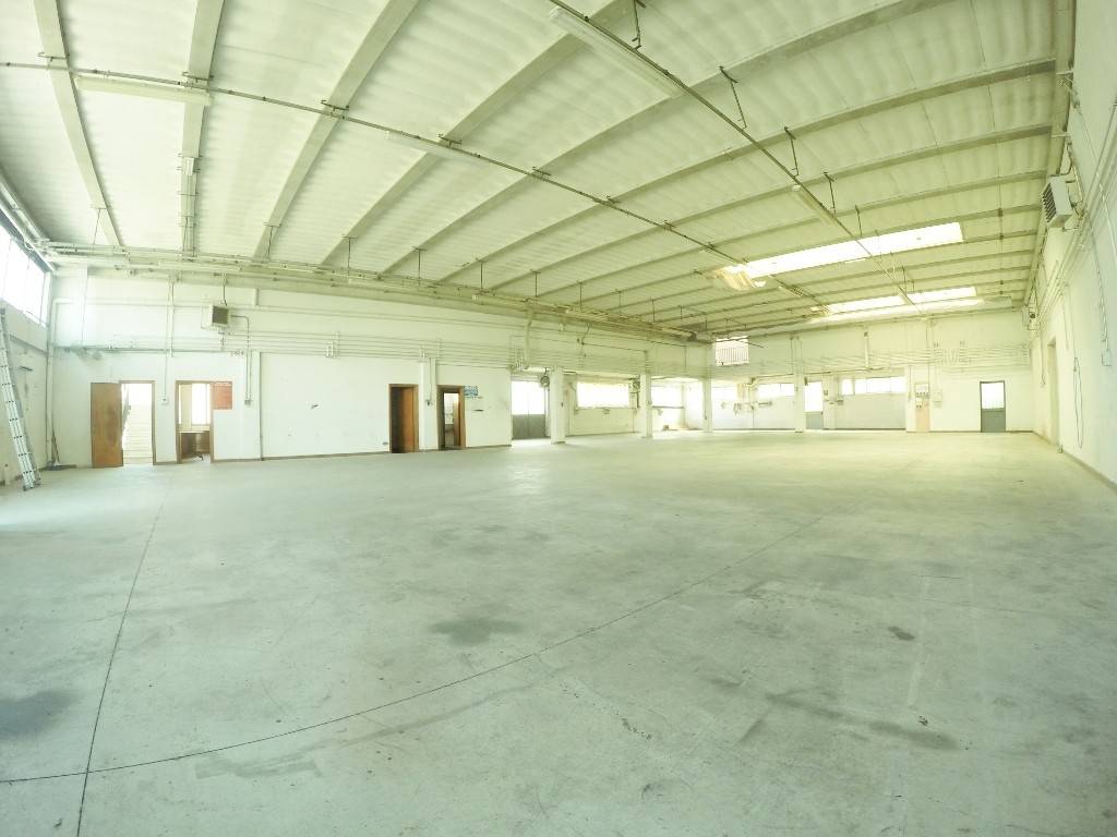 locale commerciale in vendita a Signa