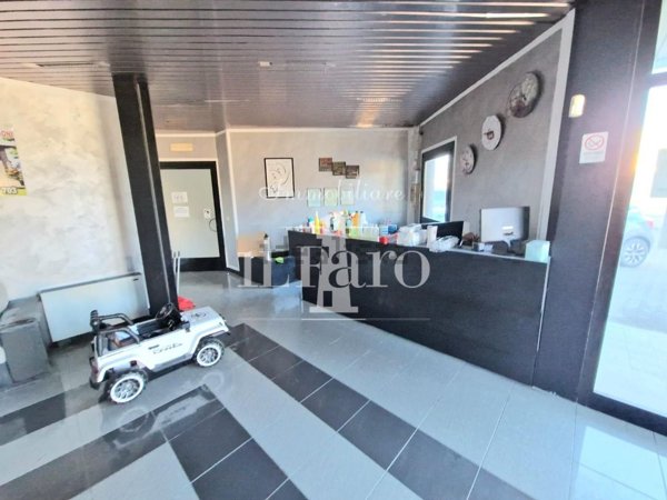 locale commerciale in vendita a Signa