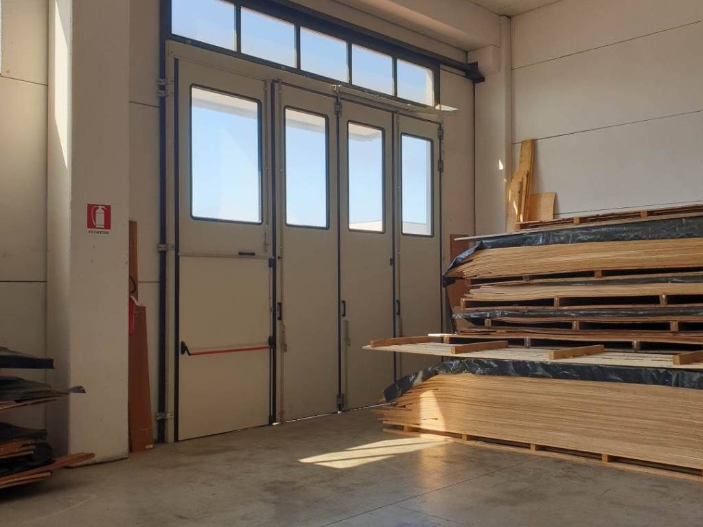 locale commerciale in vendita a Signa
