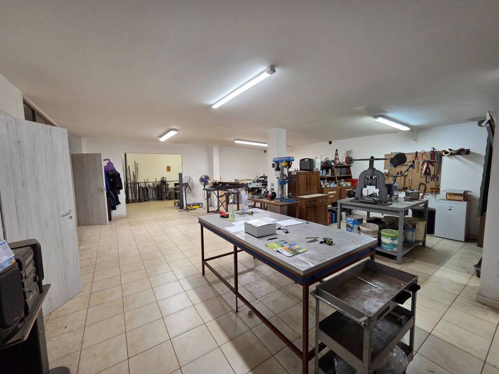 locale commerciale in vendita a Signa