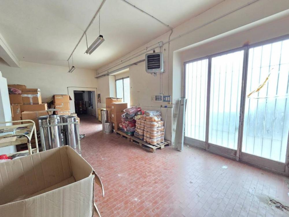 locale di sgombero in vendita a Signa