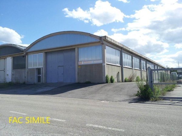 locale commerciale in vendita a Signa