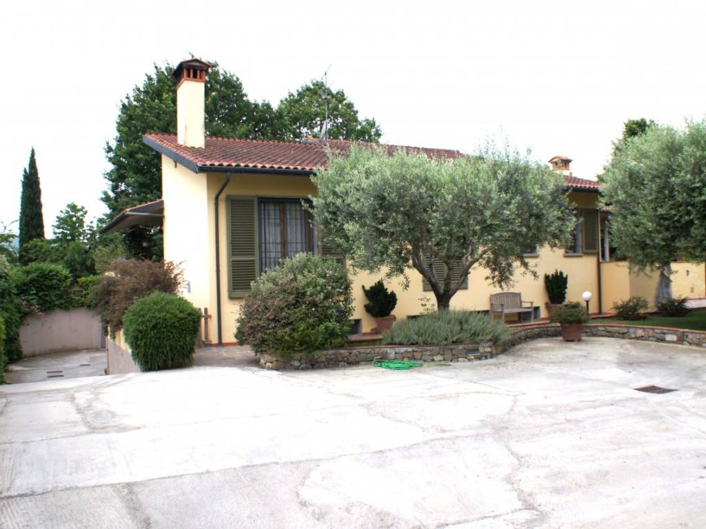 casa indipendente in vendita a Signa in zona Lecore