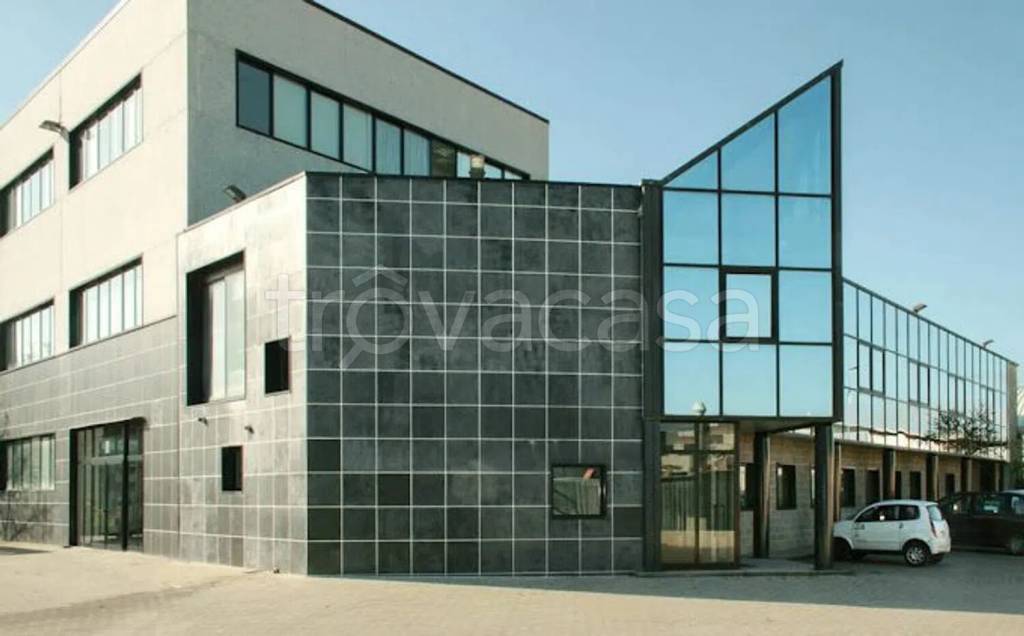 locale commerciale in vendita a Signa