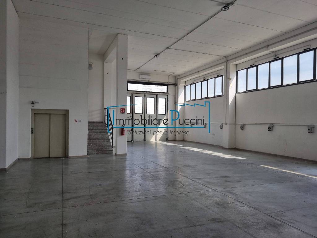 locale commerciale in vendita a Signa