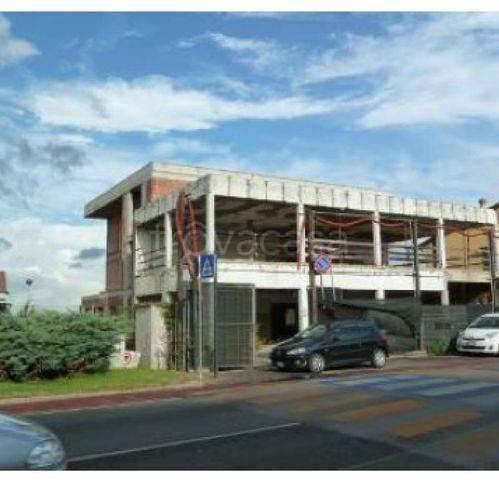 locale commerciale in vendita a Signa