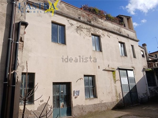 locale di sgombero in vendita a Signa