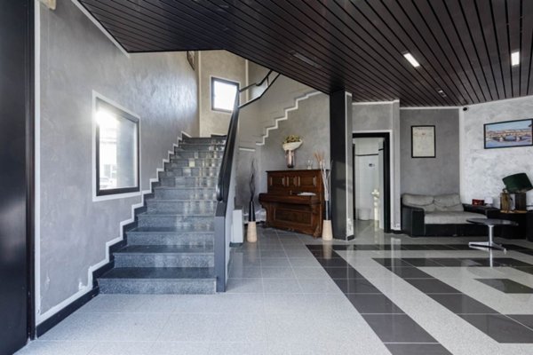 locale commerciale in vendita a Signa