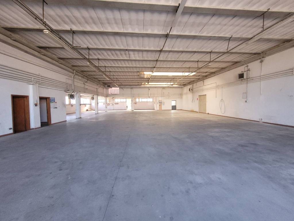 locale commerciale in vendita a Signa