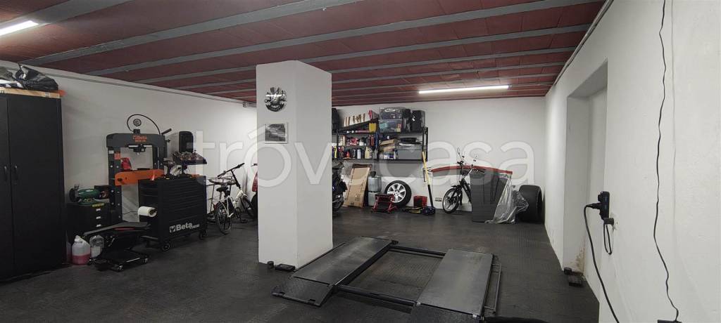 locale commerciale in vendita a Signa