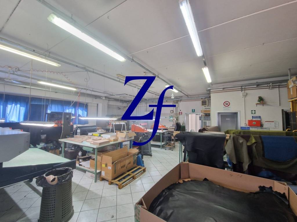 locale commerciale in vendita a Signa