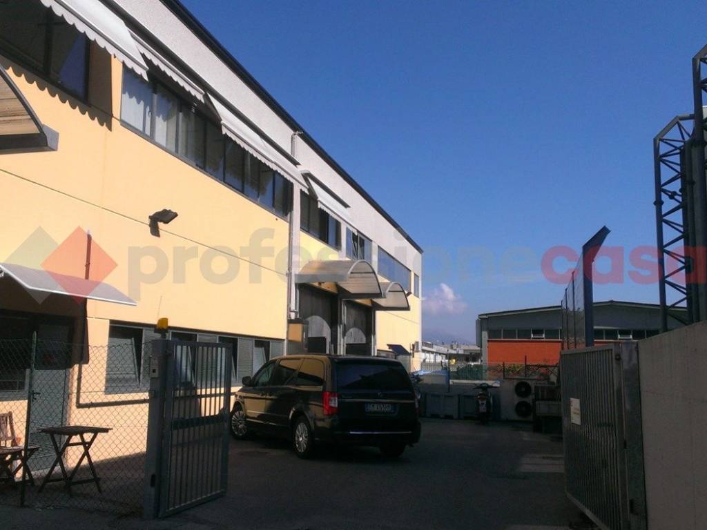 locale commerciale in vendita a Signa