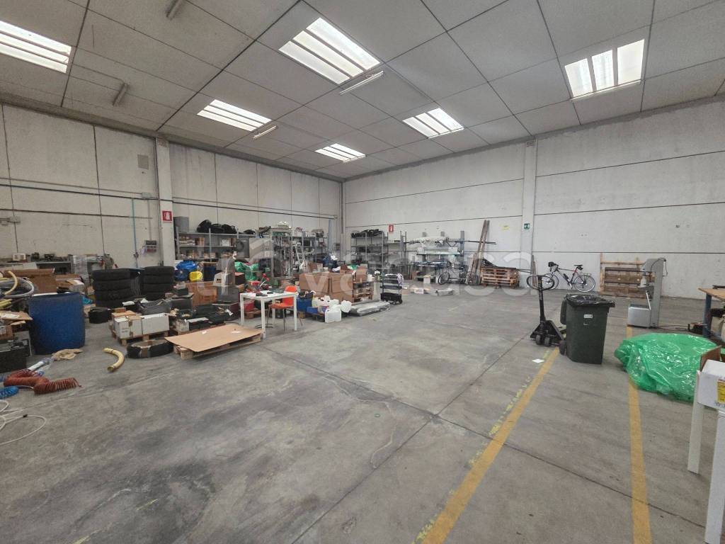 locale commerciale in vendita a Signa