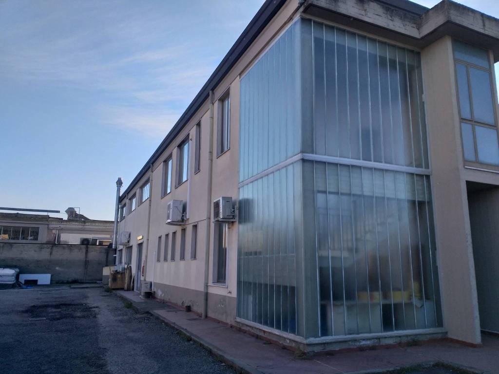 locale commerciale in vendita a Signa