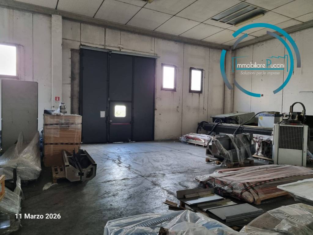 locale commerciale in vendita a Signa