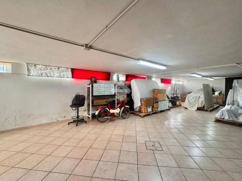 locale di sgombero in vendita a Signa