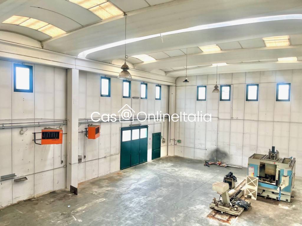 locale commerciale in vendita a Signa