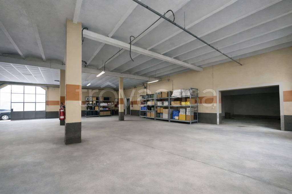 locale commerciale in vendita a Signa