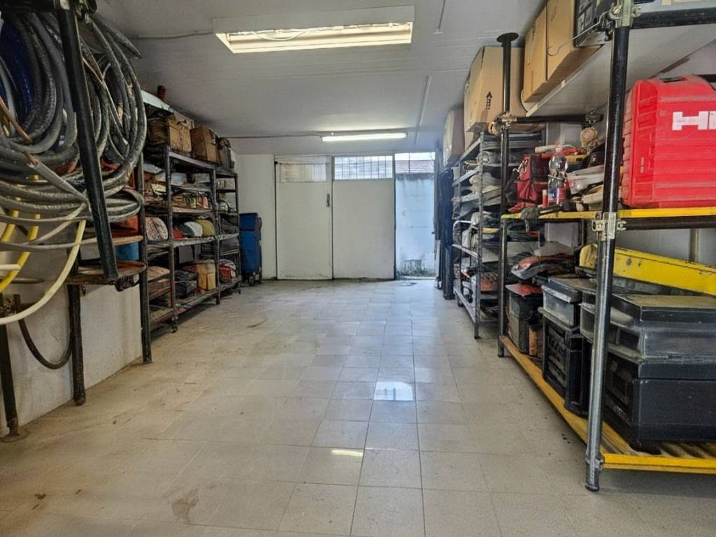 locale commerciale in vendita a Signa