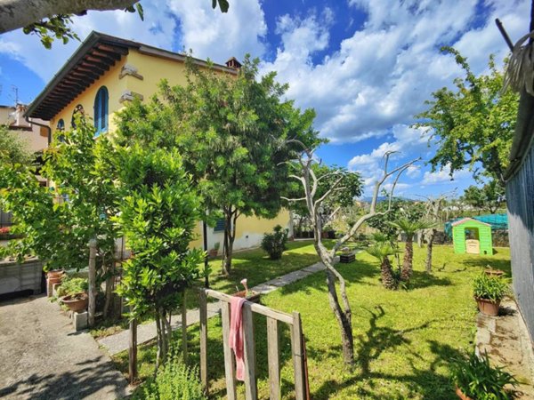 casa indipendente in vendita a Signa in zona Lecore