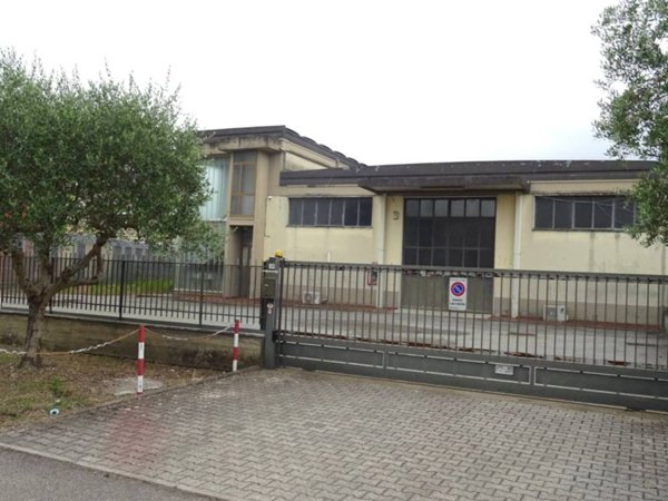 locale commerciale in vendita a Signa