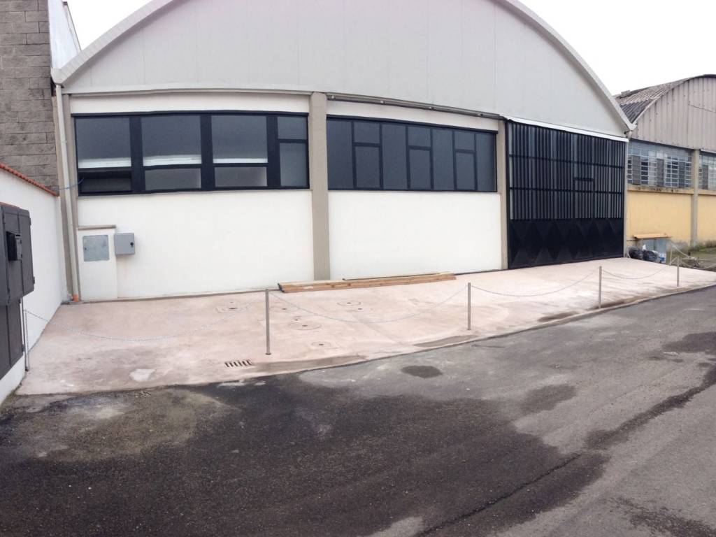 locale commerciale in vendita a Signa