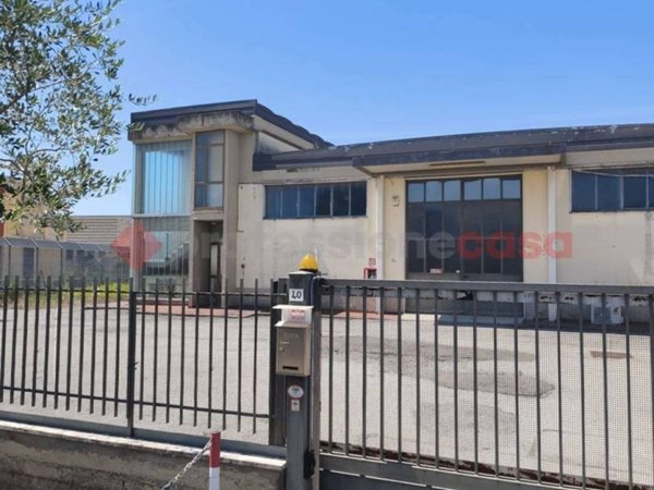 locale commerciale in vendita a Signa